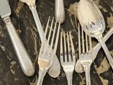 beaucoup de cuillères et de fourchettes en argent sur la table