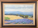 une peinture à l'huile représentant des champs de lavande et des montagnes dans un cadre doré