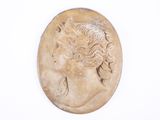 gros plan d'une pièce de monnaie sur laquelle figure un visage de femme