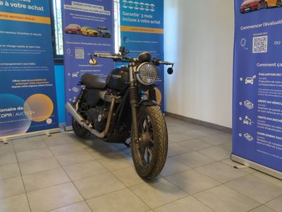 une moto garée dans un showroom
