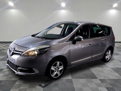 la photo d'une voiture argentée garée dans un garage