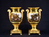 une paire de vases en or ornés d'une peinture sur fond noir