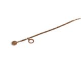 une image représentant un bracelet muni d'une chaîne et d'un anneau, sur fond blanc