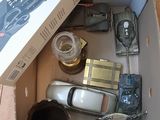 une boîte remplie d'objets hétéroclites posée sur le sol