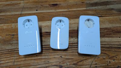 trois télécommandes posées sur une table en bois