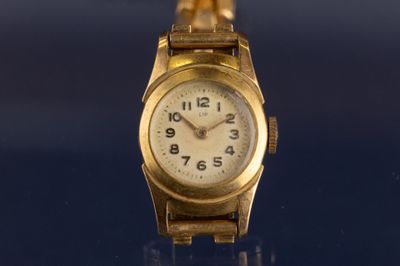 une montre-bracelet en or avec un cadran blanc sur fond bleu