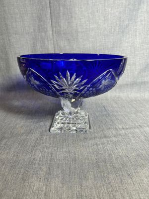 un bol en verre bleu posé sur une table