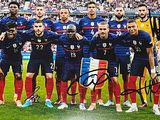 photo dédicacée d'une équipe de football posant devant une foule nombreuse