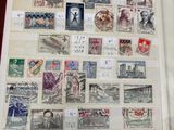 la photo d'un livre portant de nombreux timbres