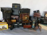 beaucoup de vieux appareils photo et d'autres objets posés sur une table