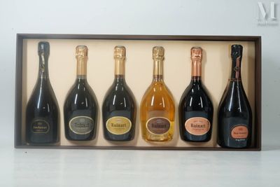 cinq bouteilles de vin dans un coffret en bois posé sur une table