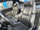 une photo d'une voiture avec des sièges en cuir et un volant