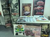 beaucoup de livres sur une table dans une pièce