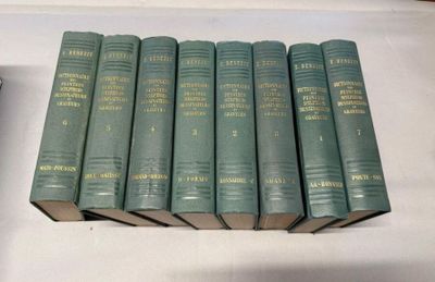 six livres verts empilés les uns sur les autres sur une table