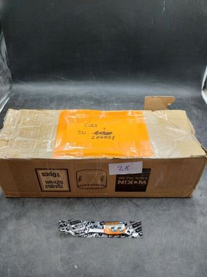 une boîte en carton contenant un paquet de cigarettes
