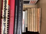 une boîte pleine de livres posée sur une table