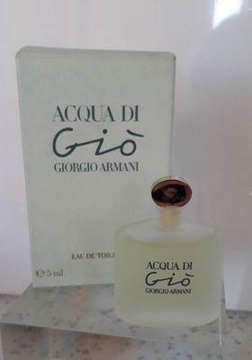 une photo d'un flacon d'eau de Cologne « Acqua di Gio » à côté d'une boîte d'eau de Cologne