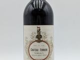 une bouteille de vin posée sur une table