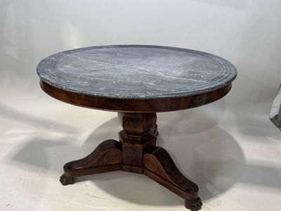 une image d'une table avec un plateau en marbre sur un fond blanc