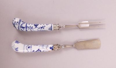 deux fourchettes et un couteau posés sur une table