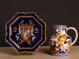 deux vases et une assiette posés sur une table