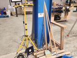 une photo d'une pièce où il y a beaucoup d'outils par terre
