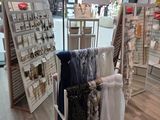 un présentoir de vêtements dans un magasin sur lequel sont disposés des vêtements