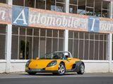 une voiture de sport jaune garée devant un immeuble