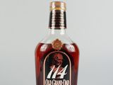 une photo d'une bouteille de bourbon « Old Grand Head » posée sur une table