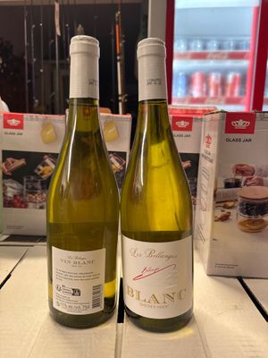 deux bouteilles de vin posées sur une table l'une à côté de l'autre