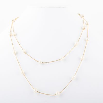 a white pearl and gold necklace on a white mannequin mannequin mannequin mannequin mannequin mannequin mannequin manne