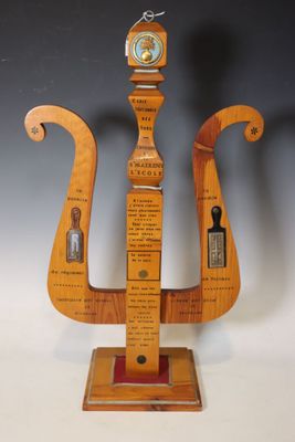 une horloge en bois posée sur un socle, sur une table