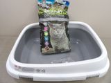 un sac de nourriture pour chat posé sur un bac à litière