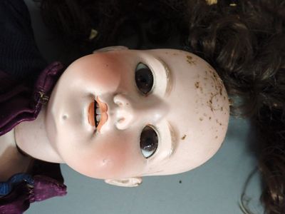 un gros plan sur le visage et les cheveux d'une poupée
