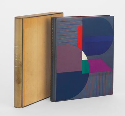 un livre dont la couverture est ornée d'un motif géométrique