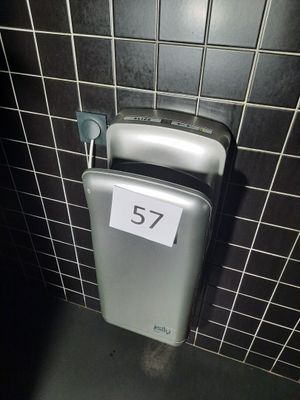 un distributeur de papier toilette dans des toilettes publiques