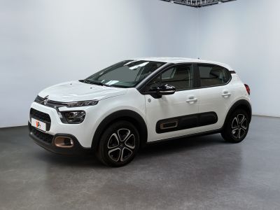 La Citroën blanche est garée dans une grande pièce