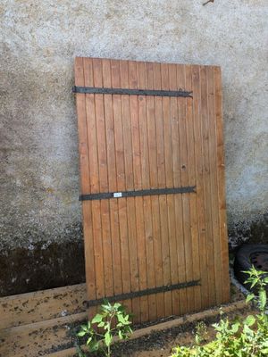 une porte en bois située à l'extérieur d'un bâtiment