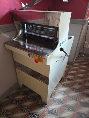 une machine qui se trouve dans le coin d'une pièce