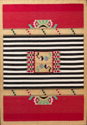 un tapis rouge, noir et blanc orné d'un motif