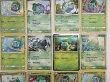 beaucoup de cartes pokemon sur le mur