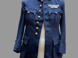 une photo d'une veste militaire bleue sur un mannequin
