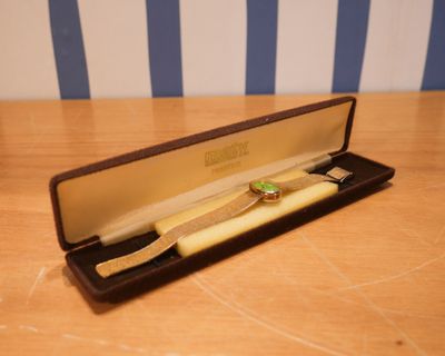 un stylo et une paire de ciseaux dans un étui posé sur une table