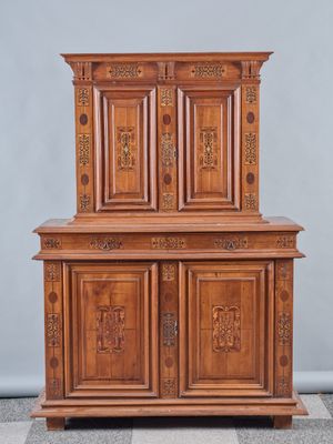 Buffet deux corps en noyer à décor marqueté de végétaux et d…