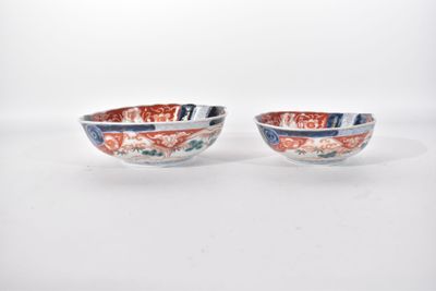 paire de bols japonais ornés de motifs floraux