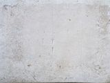 mur en béton orné d'un motif carré peint en blanc