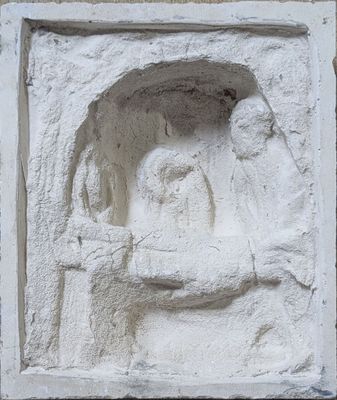 une image représentant un relief en pierre montrant un homme et une femme assis sur un banc