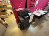une imprimante posée sur une table dans une pièce