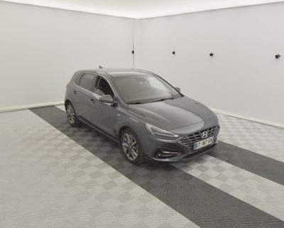 la voiture grise est garée dans le garage sur le sol en damier