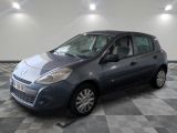 la petite voiture bleue est garée sur un carrelage à carreaux